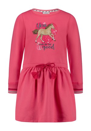 Langärmiges pinkes Kleid aus weichem Stoff, mit einer bestickten Pferdegrafik und Text, gerafftem Taillenbereich und dekorativen Quasten.