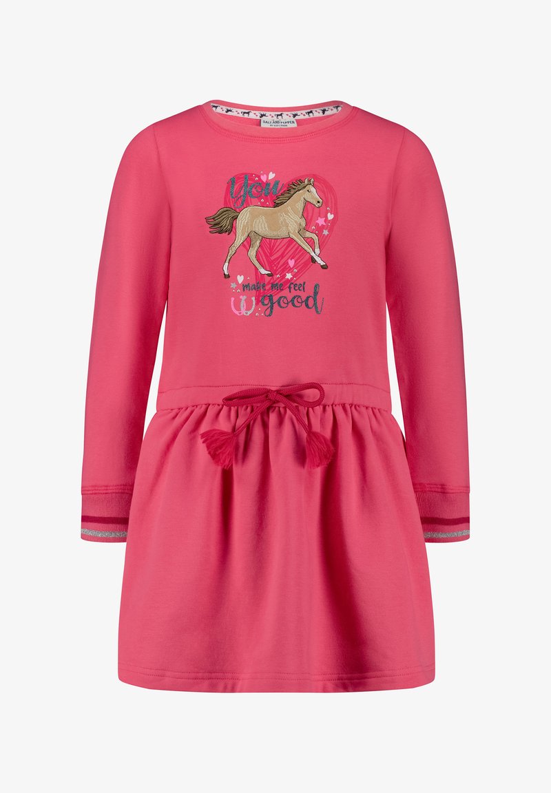 Langärmiges pinkes Kleid aus weichem Stoff, mit einer bestickten Pferdegrafik und Text, gerafftem Taillenbereich und dekorativen Quasten.