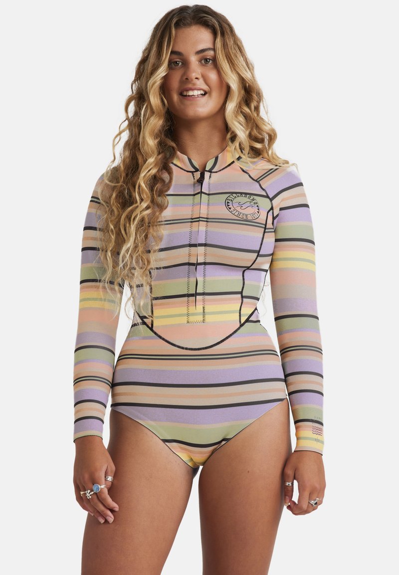 Costume da bagno a maniche lunghe con righe pastello di rosa, giallo, lavanda e verde. Presenta una zip frontale e una patch con logo sul petto.