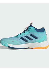 Tyrkysová sportovní bota s texturovaným svrškem, námořnickými akcenty, třemi tmavými pruhy a oranžovou podešví. Obsahuje štítky ADITUFF a LIGHTSTRIKE.