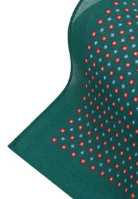 Zielona tkanina z powtarzającym się wzorem czerwonych i niebieskich kwiatów w kwadratowych ramkach; gładka faktura, lekka i elastyczna konstrukcja.