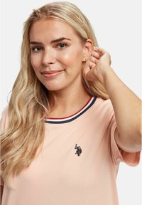 U.S. Polo Assn. EBBA  - Obleka iz džersija - peachy keen