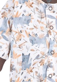 Katoenen baby romper met een witte achtergrond en een blauwe vosprint, accentueert met oranje en bruine bladeren. Inclusief drukknoopjes.