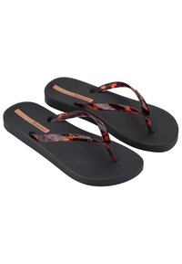 Des tongs noires avec des sangles à motif écaille de tortue, présentant une semelle texturée et un accent de logo marron sur le coussin de pied.