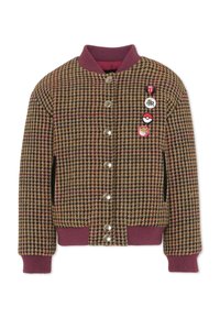 Marynarka w wzór hounds-tooth w kolorach brązowym, burgundowym i kremowym, z prążkowanym burgundowym kołnierzem i mankietami, posiadająca srebrne guziki i cztery kolorowe przypinki.