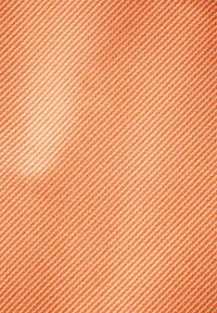 Texturerad bakgrund i gradientnyanser av orange, med diagonala linjer med en subtil glans, vilket skapar ett dynamiskt mönster.