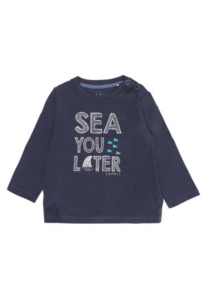 T-shirt manches longues bleu marine pour tout-petit avec le texte « SEA YOU LATER », petits graphiques de poissons et illustration d'une nageoire de requin à l'avant.
