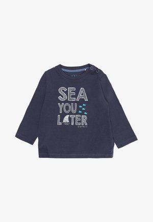 T-shirt manches longues bleu marine pour tout-petit avec le texte « SEA YOU LATER », petits graphiques de poissons et illustration d'une nageoire de requin à l'avant.