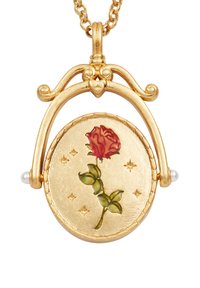 Gouden hangertje met ketting, met een roze roosontwerp omringd door kleine sterretjes. Het heeft een getextureerde afwerking en parelaccenten aan de zijkanten.