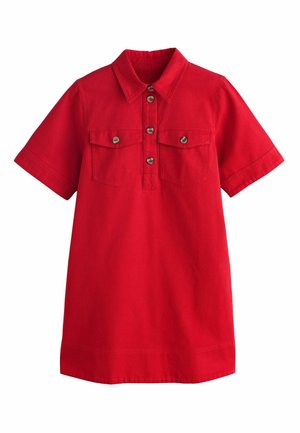 Rotes Kurzarmkleid mit Kragen, vorderer Knopfleiste und zwei Brustklappentaschen mit Knöpfen vor weißem Hintergrund.