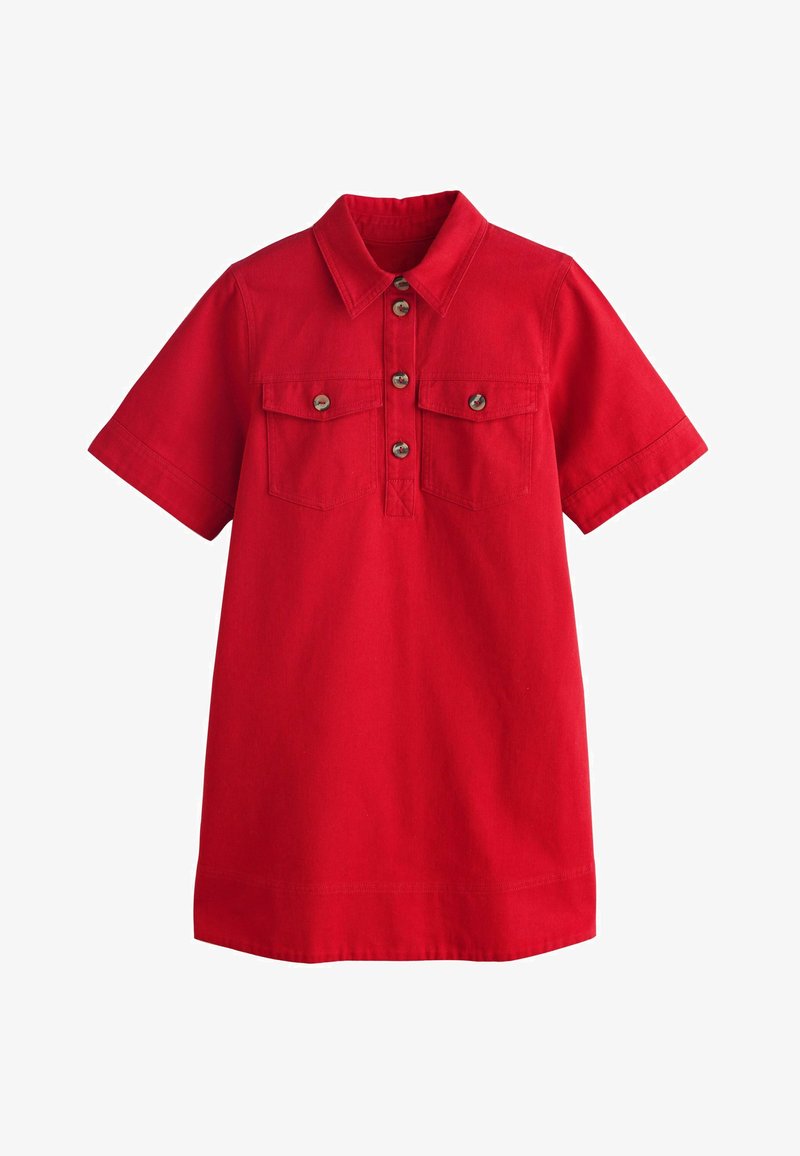 Robe rouge à manches courtes avec col, patte de boutonnage à l'avant et deux poches à rabat sur la poitrine avec boutons, sur fond blanc.