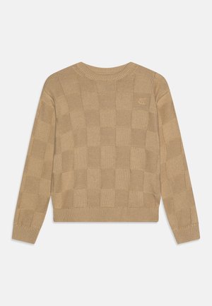 Suéter beige de manga larga de punto con un patrón cuadriculado texturizado y cuello, puños y dobladillo acanalados, con un pequeño logo en el pecho.