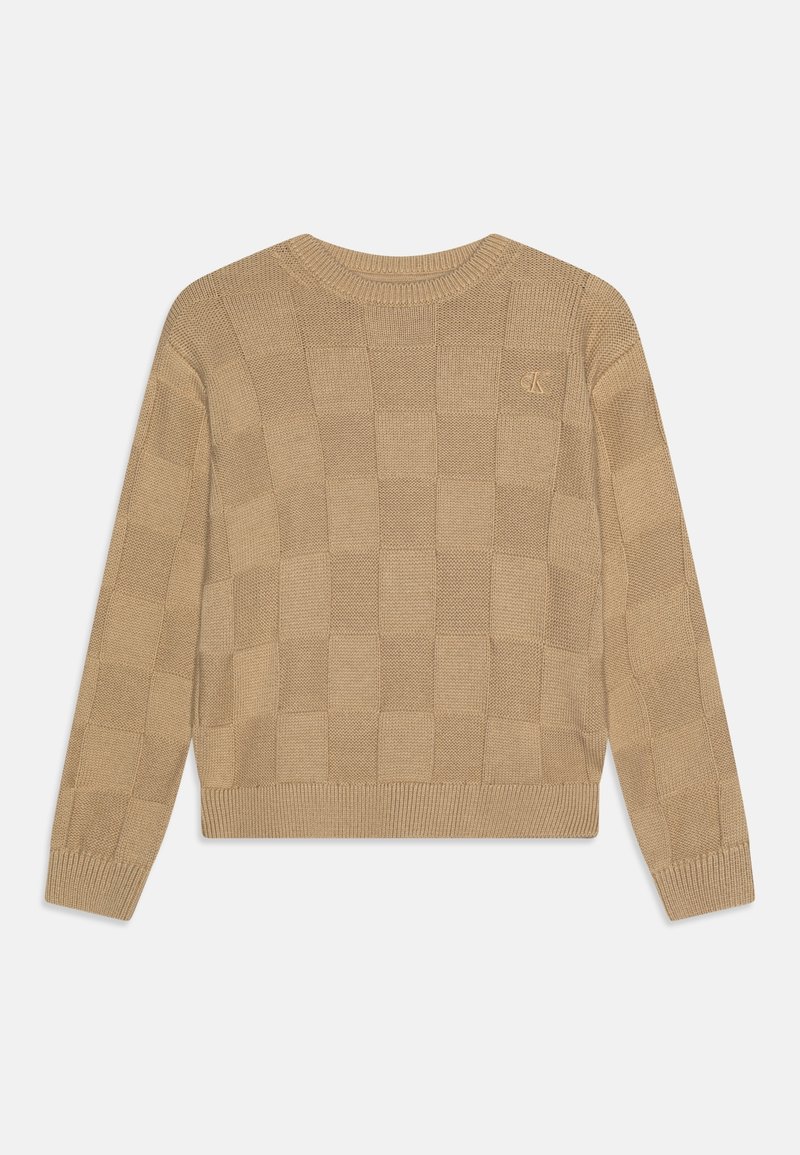 Pull beige à manches longues en maille avec un motif à carreaux texturé et un col, des poignets et un ourlet côtelés, avec un petit logo sur la poitrine.