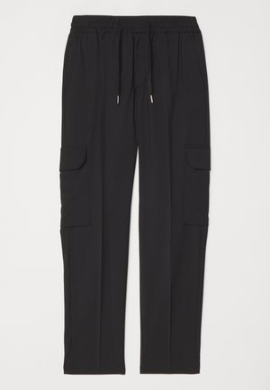 Pantalones cargo negros hechos de tela suave, con cinturilla elástica y cordón, dos bolsillos laterales y dos bolsillos laterales tipo cargo.