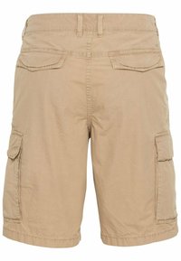 Short cargo beige avec deux poches arrière à rabat, passants pour ceinture et poches latérales à rabat, vu de dos.
