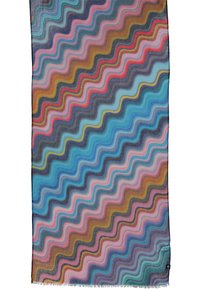 Sciarpa multicolore con un motivo ondulato in diverse sfumature di blu, rosa, arancione e grigio. I bordi frangiati aggiungono texture. Tessuto leggero.