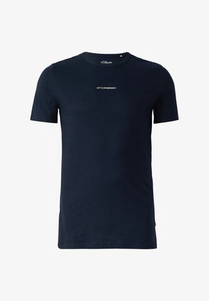 Granatowy krótki t-shirt z okrągłym dekoltem i małym białym napisem "LET'S SYNERGIZE!" na środku klatki piersiowej.