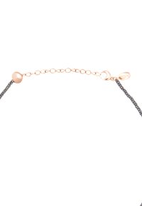 Sort perlekæde med en fin rosaguld kæde, der har en rund perle og lås. Brandetiketten er også synlig.