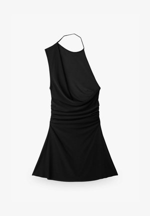 Zwarte mouwloze jurk met halternek, geplooide taille en uitlopende A-lijn rok.