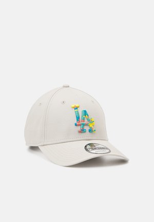 Elfenbeinweiße Baseballkappe mit farbig gesticktem "LA"-Logo vorne und verstellbarem Riemen am gebogenen Schirm.