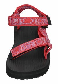 Sandalia roja con correas estampadas y suela de goma negra; cuenta con correas de nylon ajustables para un ajuste seguro. Plantilla texturizada para mayor agarre.