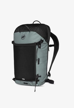 Zwarte en grijze wandelrugzak met groot voorvak, verstelbare riemen en mammoth-logo op het bovenste voorpaneel.