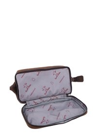 Ruda odinė rankinė su užtrauktuku, turinti šviesiai pilką vandeniui atsparią pamušalą, atspausdintą su raudonomis logotipų ir lašelių iliustracijomis. Vidus erdvus.