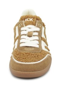 Sneaker in suede marrone e pelliccia sintetica con accenti bianchi, lacci tondi e una suola in gomma testurizzata color caramello. La vista frontale mette in evidenza il design.