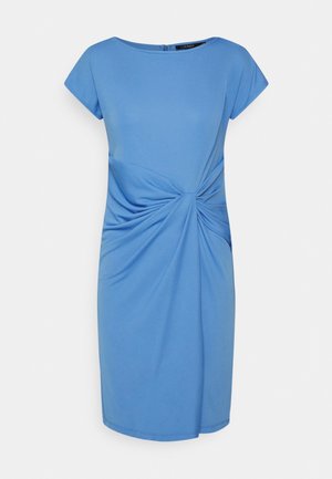 Lichtblauwe knielange jurk met korte mouwen en een geplooide knoopdetail aan de voorkant bij de taille.