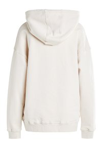 Kremas spalvos gobtuvu megztinis su laisvu kirpimu, pagamintas iš minkštos medžiagos. Yra gofruoti rankogaliai ir apačia, matomi siūlės dygsniai.