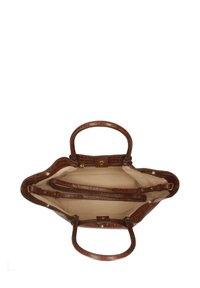Borsa a tracolla in pelle marrone con stampa a coccodrillo, dotata di due robuste maniglie, un ampio interno beige e tasche interne. Dettagli in metallo color oro.
