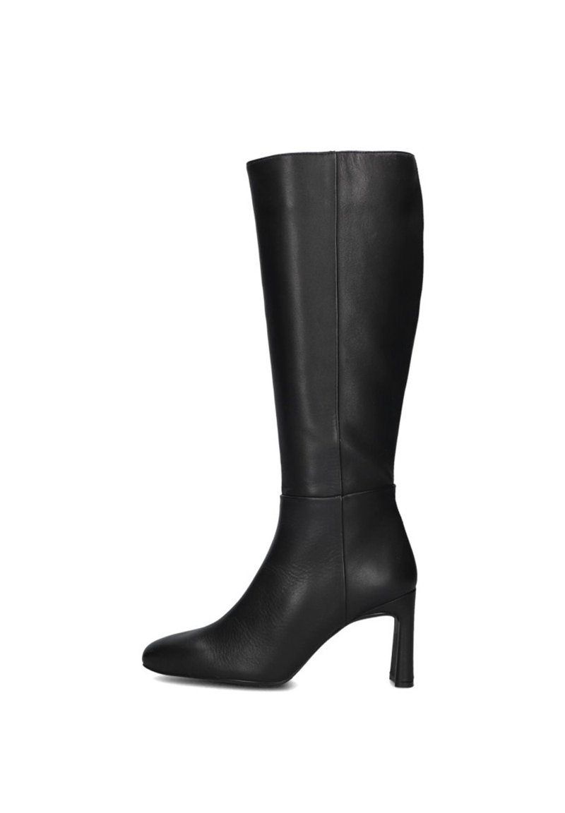 Kniehoge zwarte leren laarzen met een gladde textuur, spitse neus en een slanke stilettohak. Eenvoudig ontwerp zonder zichtbare versieringen.