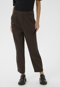 Pantaloni cambrati maro inchis, cu talie inalta, doua butoane frontale si un design cu picioare conice. Tesatura neteda si cusaturi minime.