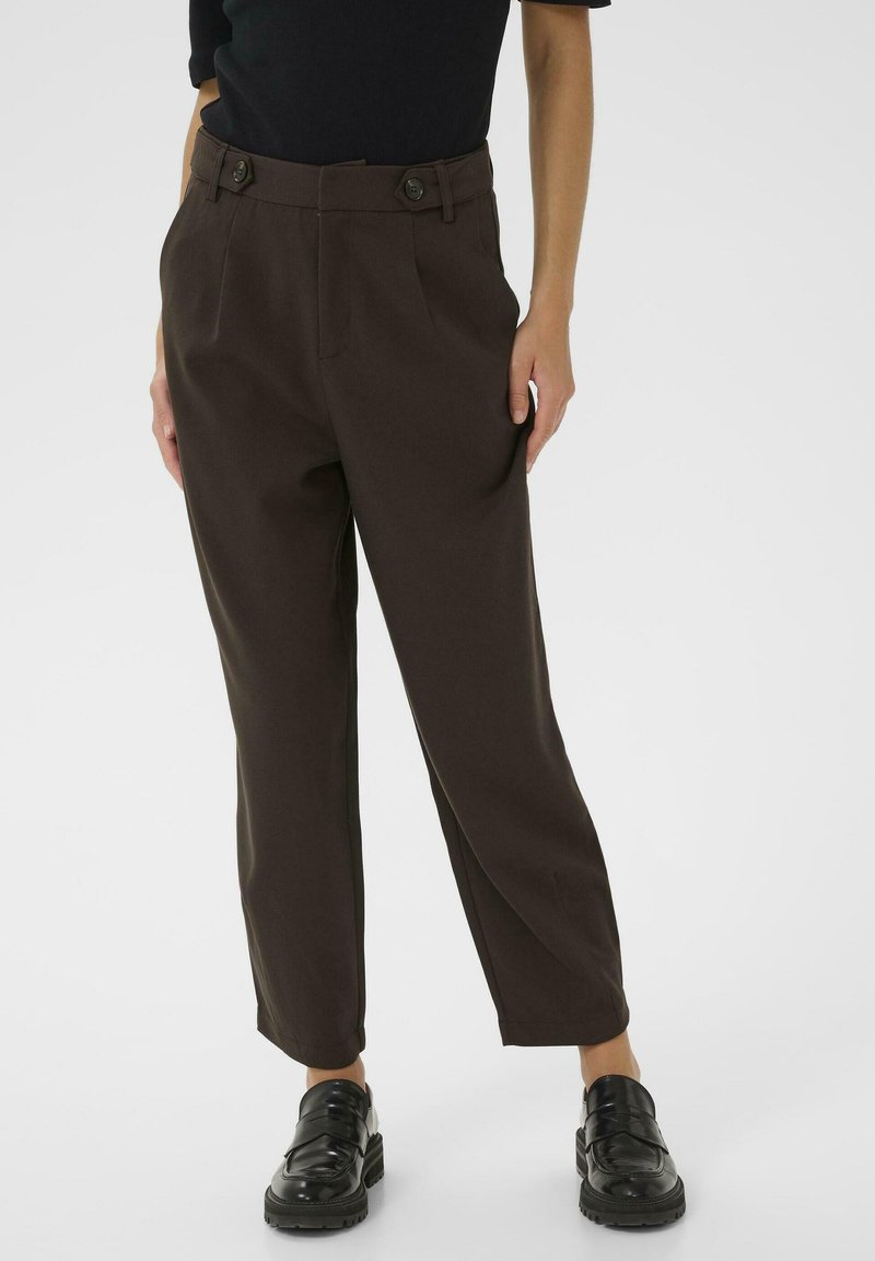Pantaloni cambrati maro inchis, cu talie inalta, doua butoane frontale si un design cu picioare conice. Tesatura neteda si cusaturi minime.