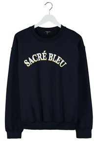 Felpa navy con maniche lunghe, polsini a coste e scollatura rotonda. Presenta "SACRÉ BLEU" in bold giallo sul davanti.