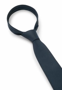 Mörkblå slips med strukturerad yta, med en smal blad och en öglad nackdel. En enkel och stilren design, lämplig för formell klädsel.
