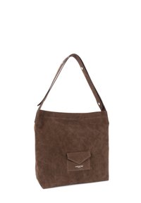 Bruine suède tote bag met een platte bodem, een enkele schouderriem en een voorvak. Voorzien van subtiele stiksels en een logodetail.