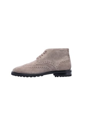Beiger Wildleder Herren-Knöchelstiefel mit Brogue-Details, schwarzer Profilsohle, sechs Ösen zum Schnüren und dem Markennamen "JOOP!" an der Seite.