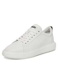 Balta ikdienas apavu kurpe no gludas ādas ar apaļu purngalu, platu baltu zolīti un melnu akcentu papēdī. Aprīkota ar šņoru aizdari un smalku logotipu.