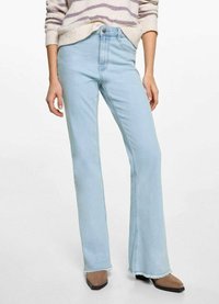 Jeans de mezclilla de color azul claro, acampanados, de cintura alta con dobladillo sin terminar. La tela tiene una textura suave, con costuras discretas y un cierre de un solo botón.