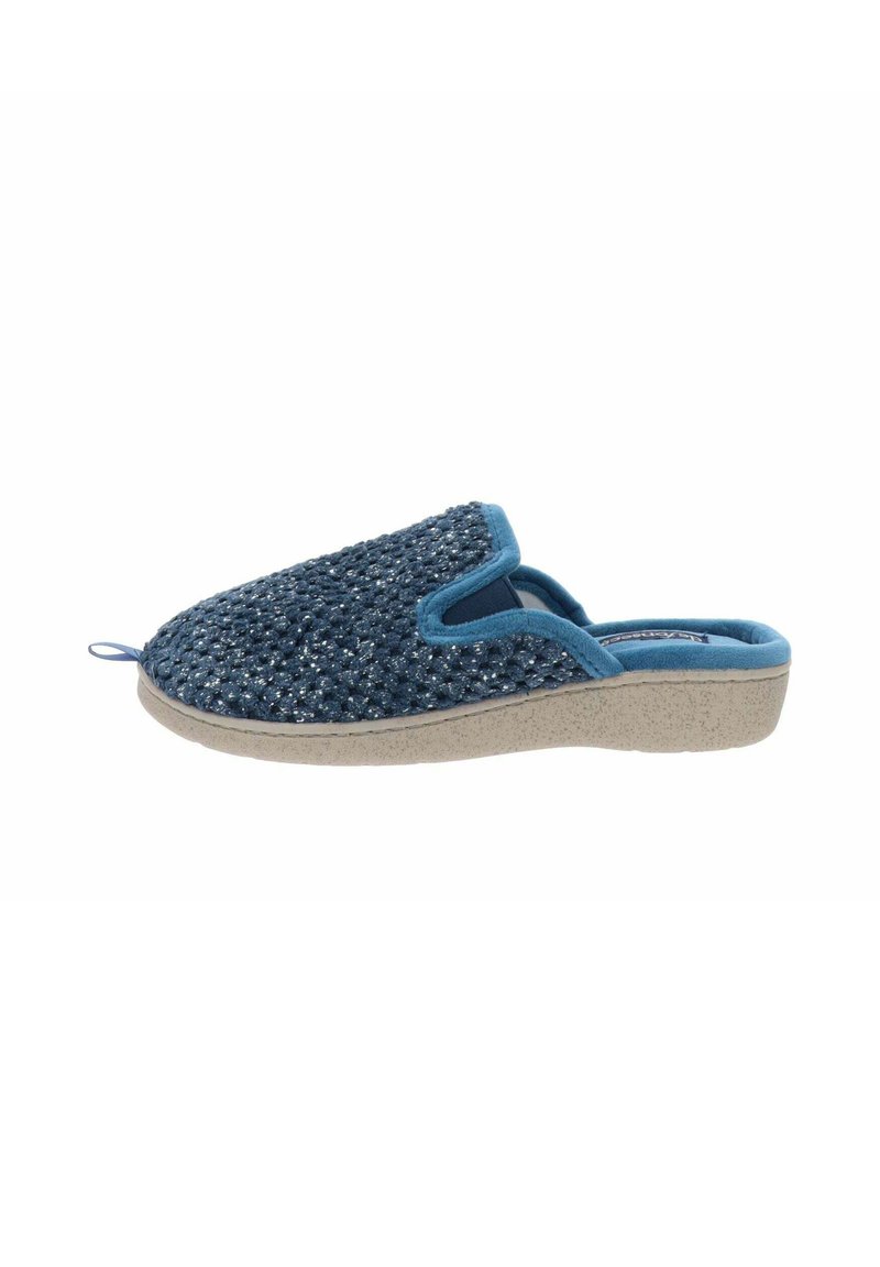 Zapatilla texturizada de color azul oscuro con parte superior tejida, punta redondeada y suela acolchada de color claro. Cuenta con un lazo trasero para facilitar el uso.