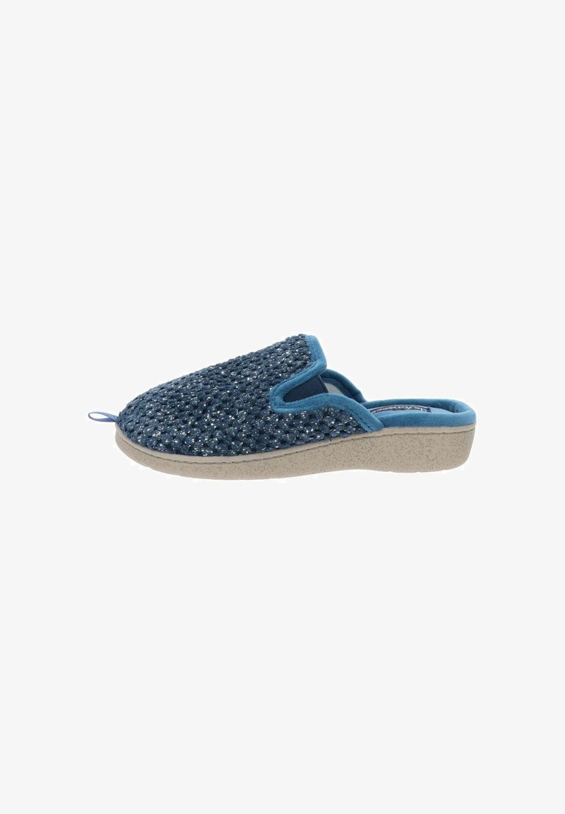 Zapatilla texturizada de color azul oscuro con parte superior tejida, punta redondeada y suela acolchada de color claro. Cuenta con un lazo trasero para facilitar el uso.