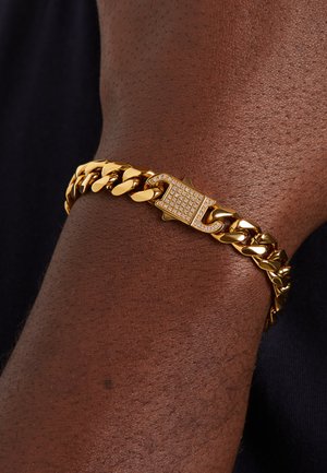 Gouden armbandschakel met ingelinkte schakels en een rechthoekige sluiting. De sluiting is voorzien van ingelegde diamanten voor extra detail en textuur.