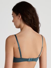 Teal bh met dunne verstelbare bandjes, een gladde stof en een haak-en-oogsluiting aan de achterkant. Minimalistisch ontwerp zonder verdere patronen.