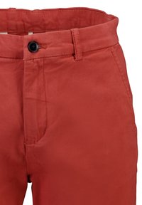 Chinos en coton rouges avec fermeture à bouton, passants de ceinture et texture lisse. Comprend des poches avant avec des détails de couture subtils.