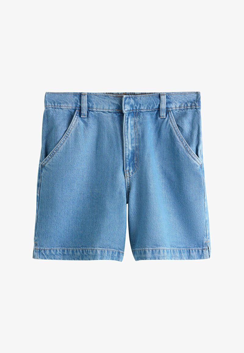 Shorts en denim bleu clair avec deux poches avant, passants pour ceinture et fermeture avant par bouton.