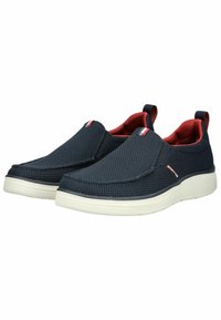 Scarpe slip-on navy con tomaia in mesh, superficie testurizzata, interno rosso e suola in gomma bianca. Design minimalista con pannelli elastici laterali.