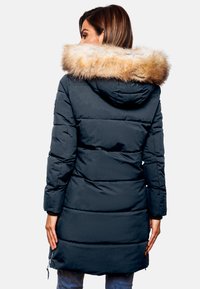 Námornícka puffer bunda s kapucňou s umelou kožušinou, s prešitým dizajnom, dlhými rukávmi a zipsovými vreckami po stranách.