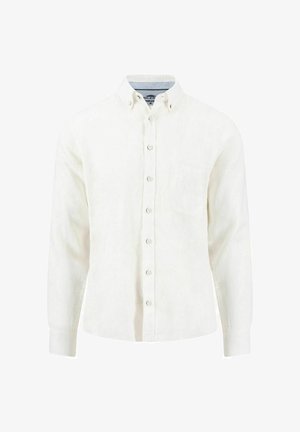 Biała koszula z długim rękawem zapinana na guziki, z kołnierzykiem zapinanym na guziki i kieszenią na piersi, prezentowana na jednolitym białym tle.