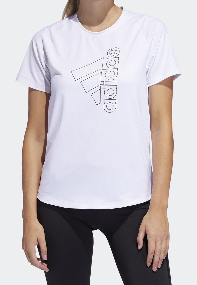 Hvid atletisk T-shirt med korte ærmer, der har et sort Adidas-logo i et geometrisk design på forsiden. Glat stoffets tekstur.